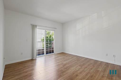 Large-Size Bedroom with Balcony
