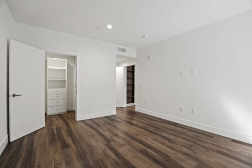 Bedroom with Walk-In Closet with Built-In Organizers