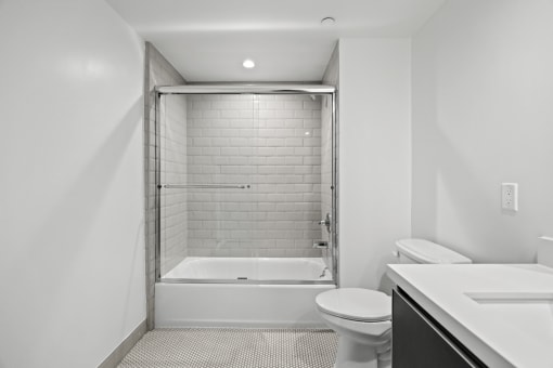 Bathroom with Shower Bath with Glass Door