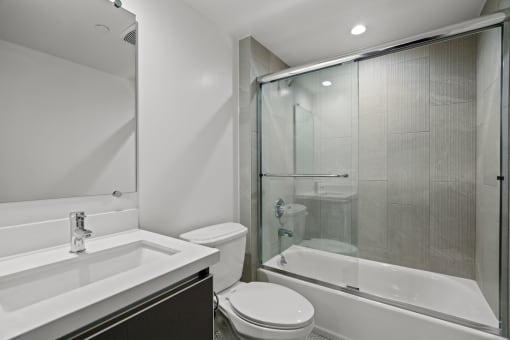 Bathroom with Shower Bath with Glass Door