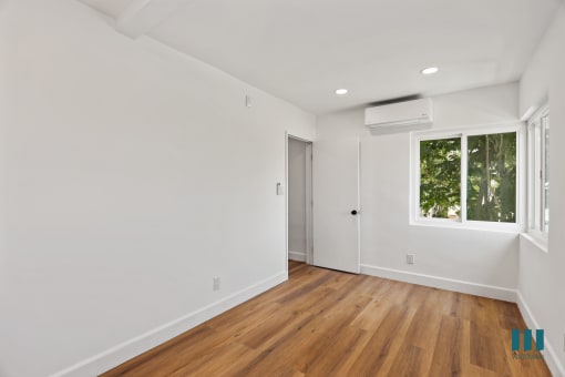 Bedroom with Multiple Windows, Vinyl Flooring, and Recessed Lighting