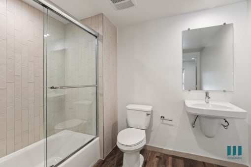 Bathroom with Shower Bath with Glass Door