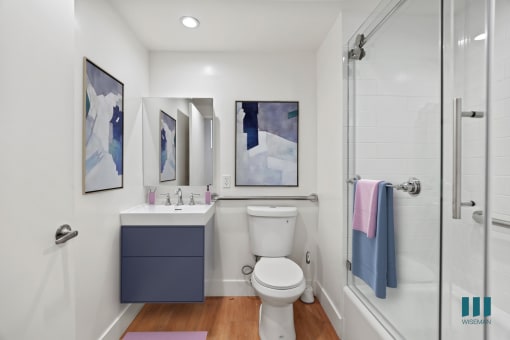Bathroom with Shower Bath with Glass Door