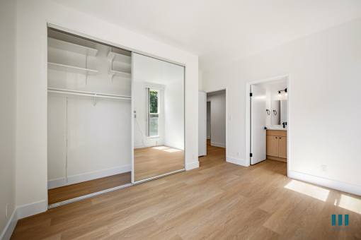 Bedroom with a In-Suite Bathroom and a Mirrored Closet