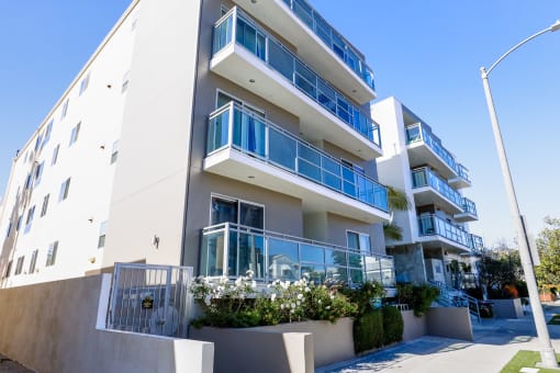Side View of Kings Court by Wiseman, an Apartment Community in Los Angeles