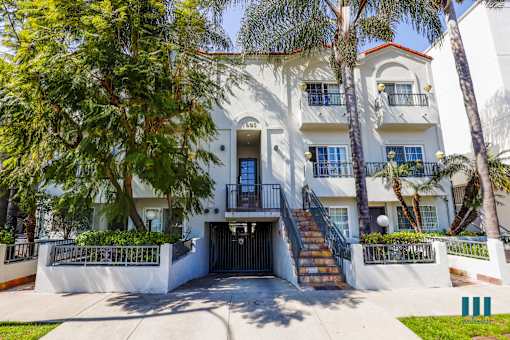Front Exterior of Stoner Homes by Wiseman