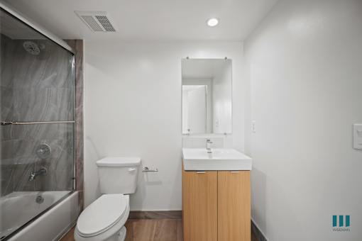 Small Bathroom at Venice Wave by Wiseman, Venice