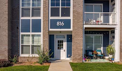 A blue and white building with the number 816 on it.