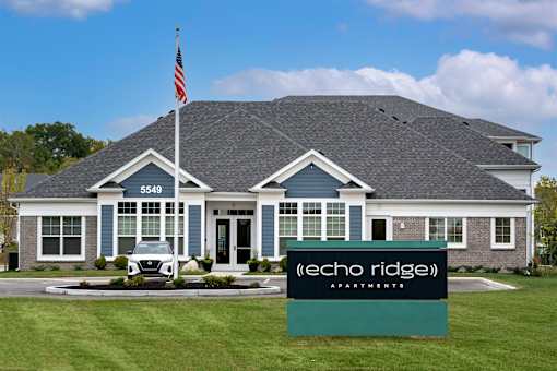 A building with the number 5549 and the name (echo ridge) apartment on a sign in front of it.