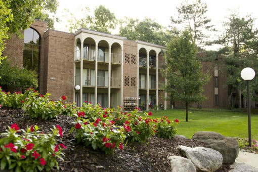 Exterior building view with green surroundings at Willow Creek Apartment , Kalamazoo, Michigan