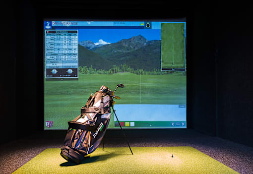 A golf simulation game is being played on a screen.