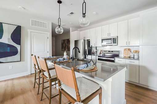 Vintage Bakers Crossing kitchen with dining area - Gallatin, TN