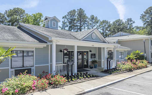 A building with a porch and a sign that reads 500.