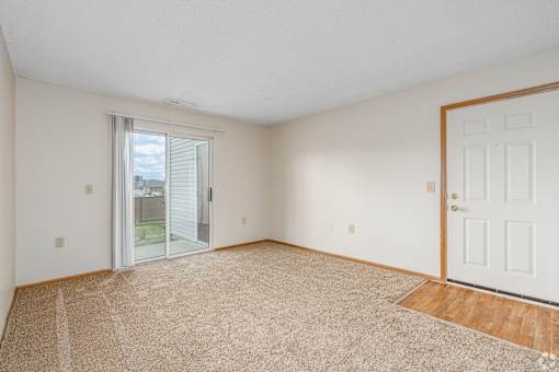 Main living area of a River Valley apartment home in Lancaster, OH, with carpeting, window blinds.
