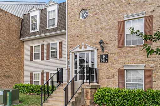 Exterior View at The Apartments at Hunters Glen, Frederick