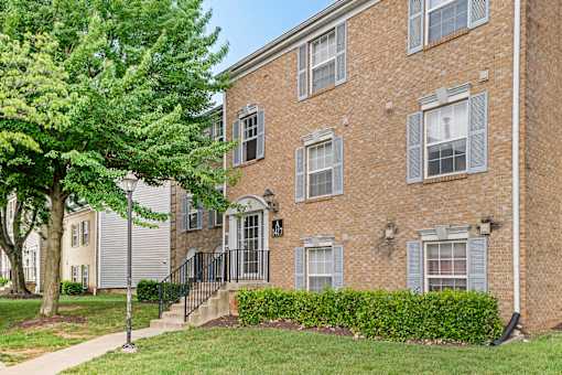 Building Exterior View at The Apartments at Hunters Glen, Maryland