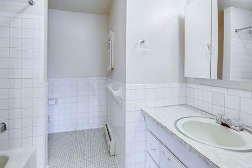 Berkley Manor Apartments – Kenmore New York - Full Bathroom