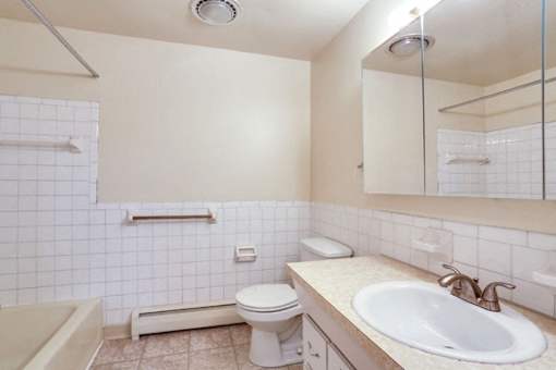 Sundridge Apartments – Bathroom – Master Bathroom - On-Site Laundry - 24 Hour Emergency Maintenance – Ask for a Tour - Extra Storage – Pet Friendly