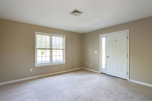 Stonington Park Apartments – Living Room – Getzville Area – Appliances Included - 24 Hour Emergency Maintenance – Fireplace - Balcony – Carpeting - Pet Friendly - Garages – Ask for a Tour - Basic FIOS
