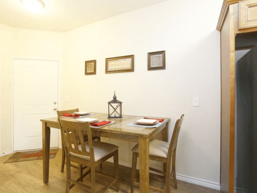 Apartment dining area in Hobbs, NM