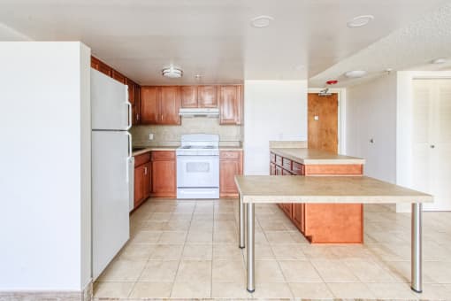 kitchen with efficient appliance package, ample cabinetry, and island