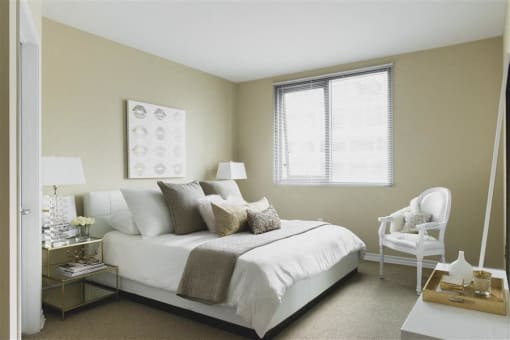 Bedroom with queen size bed in apartment building in los angeles at Wilshire Vermont, Los Angeles