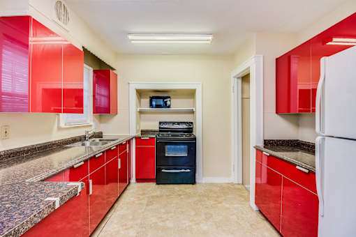 Spacious Kitchen in East Lansing Apartments near Michigan State University | MSU Houses