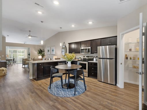 Charlotte North Carolina Apartment Rentals Redwood Living Redwood Charlotte Ridge Road Forestwood Kitchen