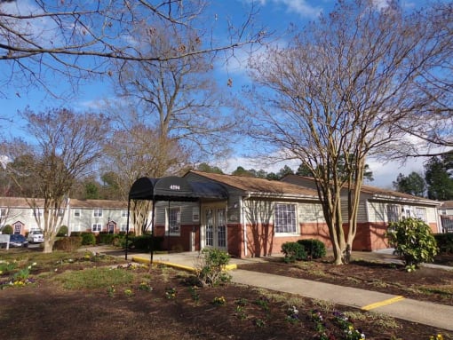 Courtyard With Garden at Ridgewood Club Apartments, Virginia Beach, Virginia