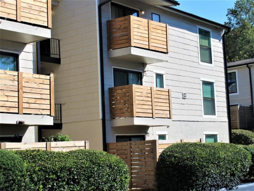Exterior View of The Building at Aspen Woods, Decatur, GA 30034