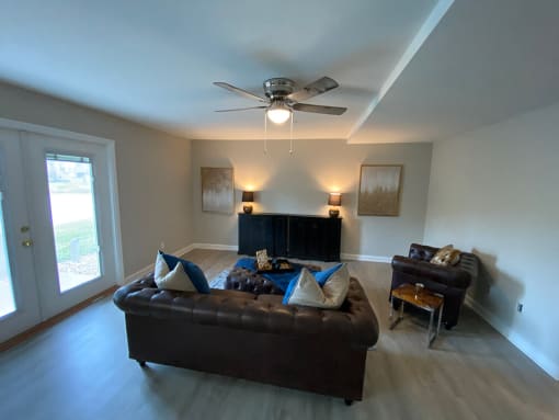 Living Room at Auburn Glen Apartments, Jacksonville, FL