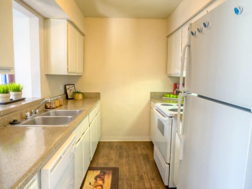 Fully Equipped Kitchen at Auburn Glen Apartments, Florida