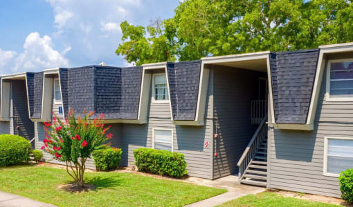 Property Exterior at Auburn Glen Apartments, Jacksonville, Florida