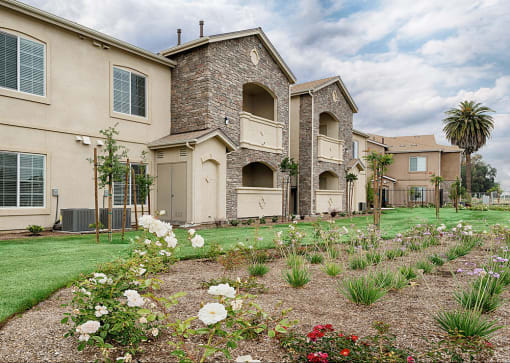 The Grove Apartments Landscaping in Lemoore