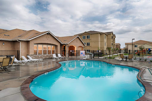 The Grove Apartments Sparkling Pool