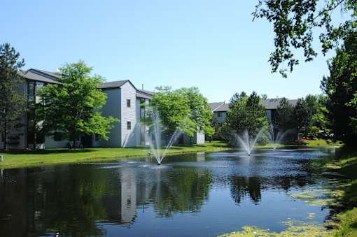 Grounds at Arbor Glen Apartments in East Lansing, MI near Michigan State University.