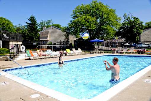 East Lansing Apartments | Carriage Hill East Apartments and Townhomes