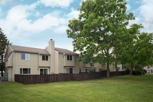East Lansing Apartments | Carriage Hill East Apartments and Townhomes