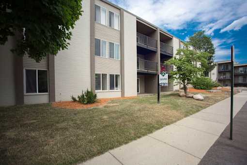 East Lansing Apartments near Michigan State University | Eden Roc Apartments