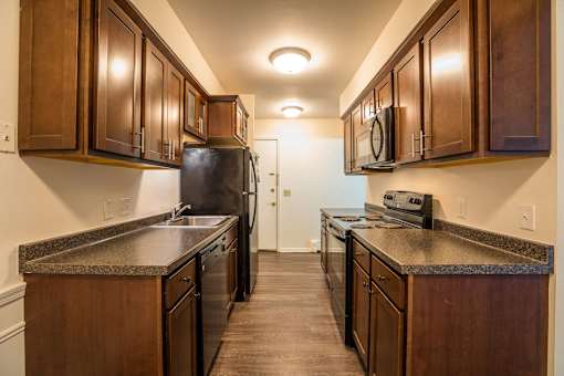 Spacious Kitchen in East Lansing Apartments near Michigan State University | Oakridge