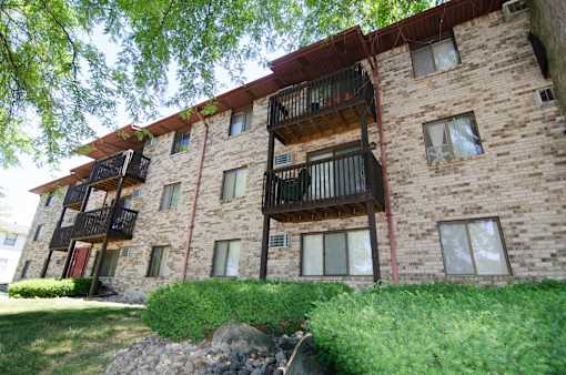 Exterior Stoneridge Apartments in East Lansing Michigan