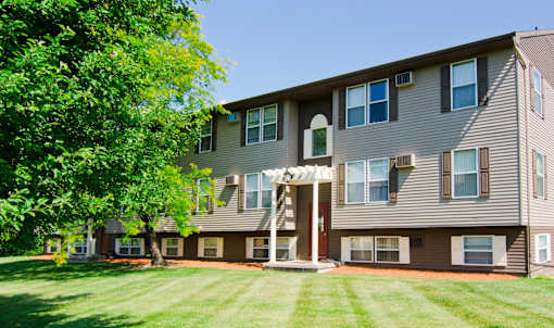 Exterior at Summerhill Estates Apartments in Lansing, MI