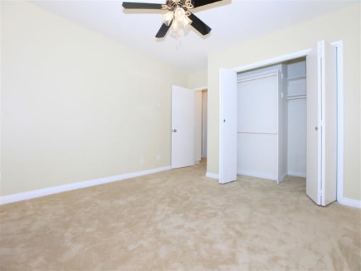 bedroom with ceiling fan