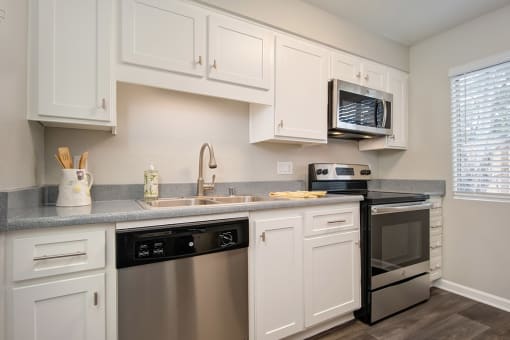 Fully Equipped Kitchen at St. Charles Oaks Apartments, Thousand Oaks, 91360