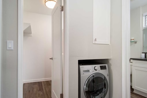 Laundry Room at Los Robles Apartments, California, 91101