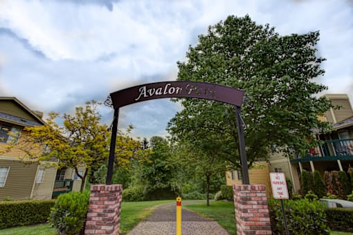Welcome Sign at Commons at Avalon Park Apartments, Tigard, Oregon