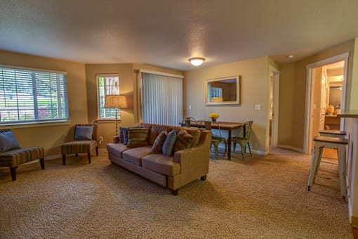 Living And Dining Area at Commons at Avalon Park Apartments, Tigard, Oregon