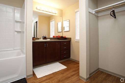 Luxurious Bathroom at Commons at Avalon Park Apartments, Oregon, 97224