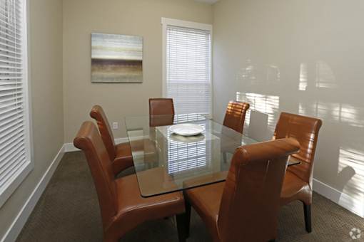 Dining Area at Commons at Avalon Park Apartments, Tigard, OR