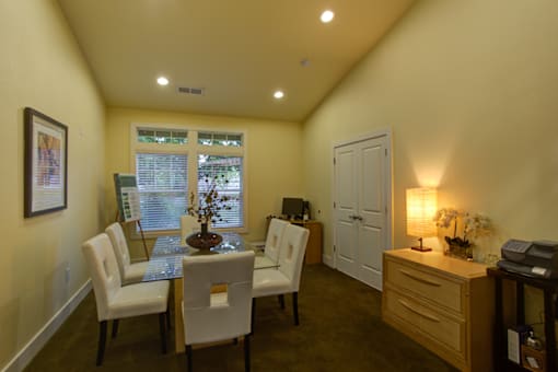 Dining and kitchen at Commons at Hawthorn Village Apartments, Hillsboro